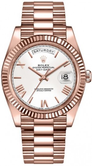 Rolex Day-Date 40 Montre pour homme à cadran blanc et lunette cannelée 228235